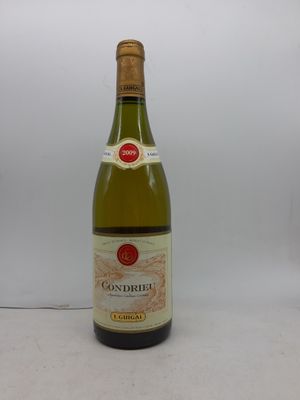 une bouteille de vin posée sur une table