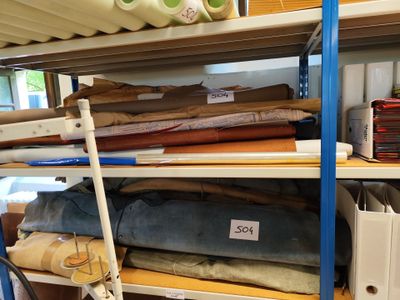 une étagère contenant de nombreux types de tissus différents
