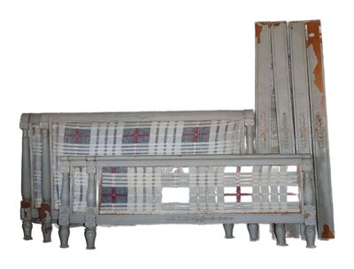 un banc fabriqué à partir de vieux bois et de métal