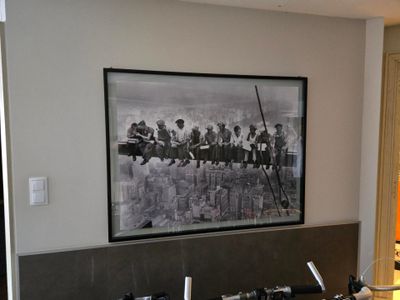 une photo en noir et blanc montrant un groupe de personnes assises sur un rebord