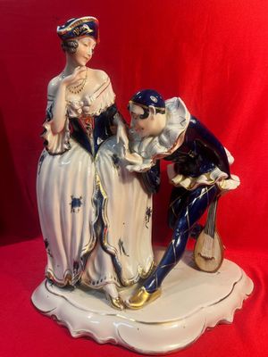 une figurine représentant un homme et une femme, posée sur une assiette