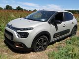 La Citrole est garée sur le bord de la route, dans un champ