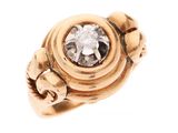 une image d'une bague en or avec un diamant au centre