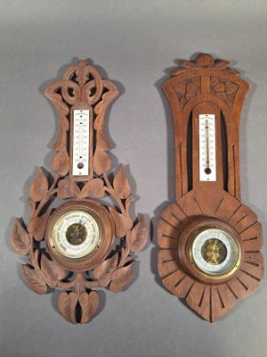 deux horloges accrochées au mur l'une à côté de l'autre