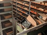 des tas de cartons, les uns à côté des autres, sur les étagères de l'entrepôt