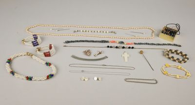 plusieurs bijoux, notamment un collier, un bracelet, une broche et d'autres articles