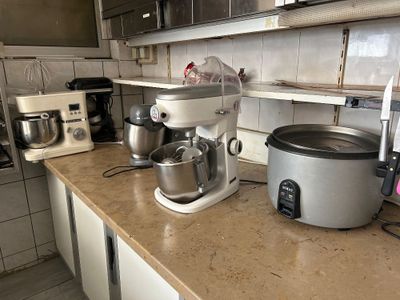 un plan de travail de cuisine sur lequel se trouvent un mixeur et une casserole
