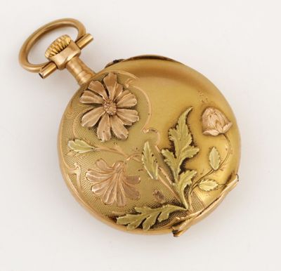 une image représentant une montre de poche en or ornée de fleurs et de feuilles
