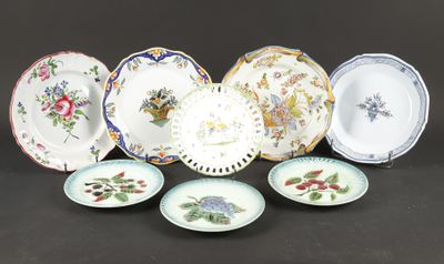 de nombreuses assiettes aux motifs variés, disposées sur un fond noir