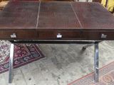 une table surmontée d'un tiroir