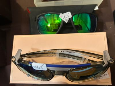 deux paires de lunettes de soleil posées sur une boîte