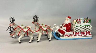 une figurine représentant le Père Noël dans un traîneau tiré par des rennes