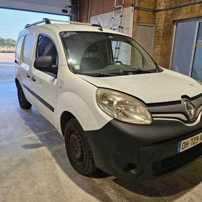 La camionnette blanche est garée dans le garage de l'immeuble.