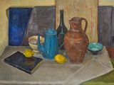 un tableau représentant une table sur laquelle se trouvent un vase, un livre, un citron et un livre