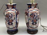 deux vases décorés de fleurs