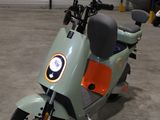 un scooter garé dans un garage