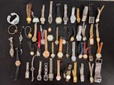 de nombreux modèles de montres sur un fond noir