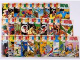 un gros plan sur une pile de bandes dessinées posée sur une surface blanche