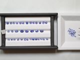 une assiette avec une fourchette et un plateau orné de perles bleues