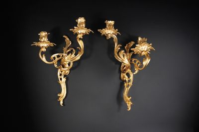 Paire d'appliques en bronze à deux branches asymétriques.