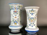 deux vases posés sur une table