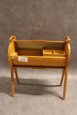 un petit bureau en bois surmonté d'un tiroir