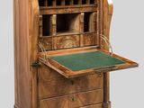 un vieux bureau en bois avec un plateau vert et des tiroirs