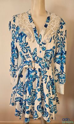 une robe blanche et bleue sur un mannequin, un mannequin, un mannequin, un mannequin, un mannequin, un mannequin, un mannequin, un mannequin, un mannequin, un mannequin, un mannequin, un mannequin, un mannequin, un mannequin, un mannequin, un mannequin, un mannequin, un mannequin, un mannequin, un mannequin, un mannequin, un mannequin, un mannequin, un mannequin, un mannequin, un mannequin, un mannequin, un mannequin, un mannequin, un mannequin, un mannequin, un mannequin, un mannequin, un
