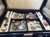 une valise ouverte contenant tout un tas de bijoux
