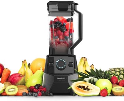 une image représentant un mixeur rempli de fruits et de légumes