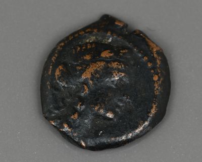 une vieille pièce de monnaie rouillée posée sur une table