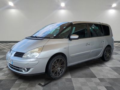une photo d'un monospace argenté garé dans un garage