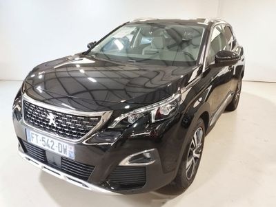 La voiture noire est garée dans une pièce blanche au sol blanc.