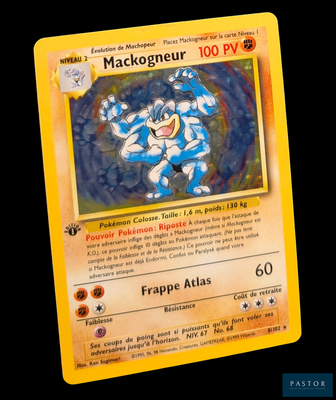 gros plan d'une carte pokemon sur fond noir