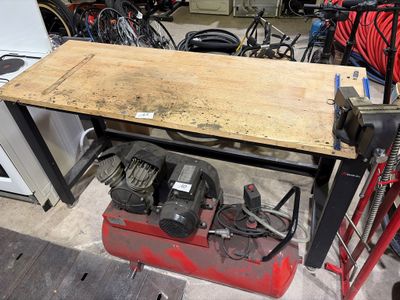 une image d'un établi avec des outils dessus