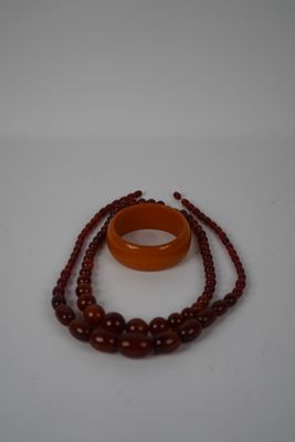 Ensemble de bijoux en matière composite comprenant une manch…