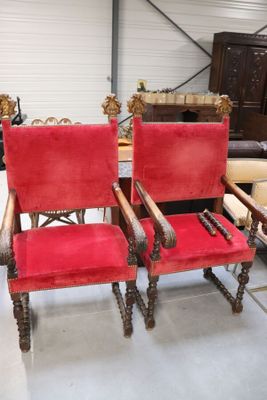 Paire de fauteuils droits garni tissu, accidents aux travers…