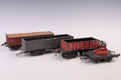 un petit train qui se trouve à côté d'un autre petit train