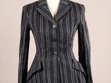 une image d'une veste de femme sur un mannequin