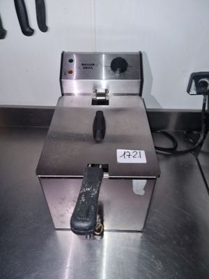 une photo d'une friteuse professionnelle posée sur un plan de travail en inox