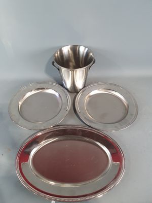 une assiette en argent et une tasse en argent posées sur une table