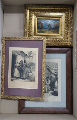 trois photos encadrées dans un cadre accroché au mur