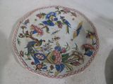 une assiette blanche ornée d'un motif floral coloré