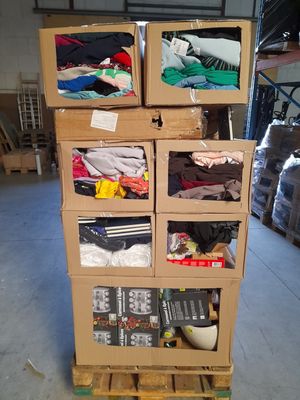 boîtes empilées les unes sur les autres sur une palette dans un entrepôt