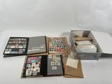 un lot de timbres dans une boîte sur une table
