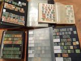 plusieurs types de timbres différents sur une table