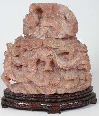 Sculpture chinoise en jade rose représentant un dragon sur un socle