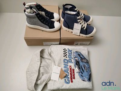 deux paires de chaussures et un t-shirt posés sur une table