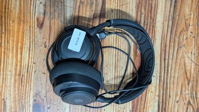 un casque posé sur un parquet