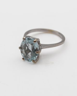 Gros plan sur une bague ornée d'une topaze bleue